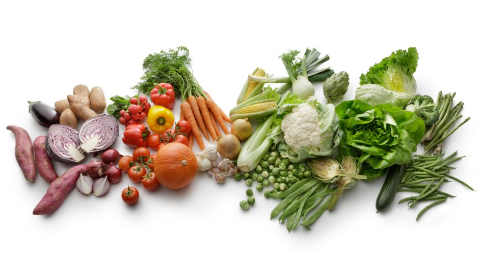 Varierte grønnsaker og råvarer.